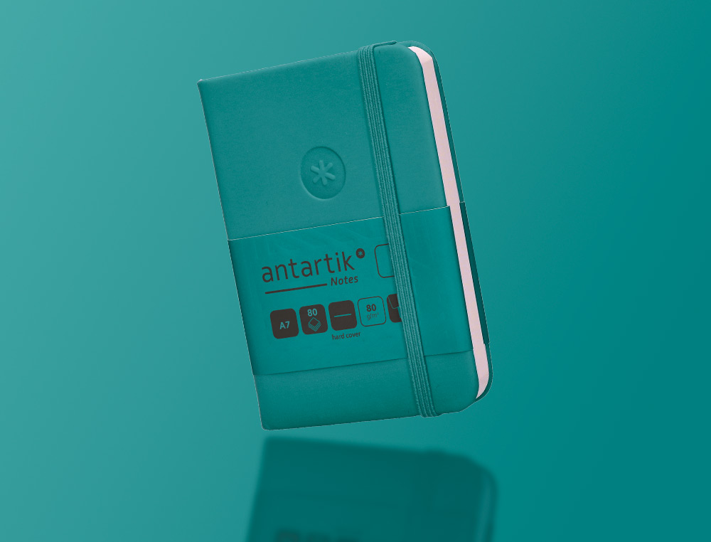 CUADERNO CON GOMILLA ANTARTIK NOTES TAPA DURA A7 HOJAS LISAS VERDE AGUAMARINA 80 HOJAS 80 GR FSC