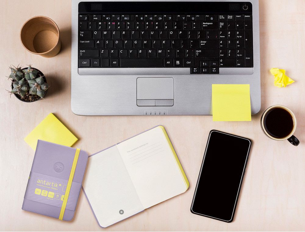 CUADERNO CON GOMILLA ANTARTIK NOTES TAPA DURA A7 HOJAS LISAS MORADO Y AMARILLO 80 HOJAS 80 GR FSC