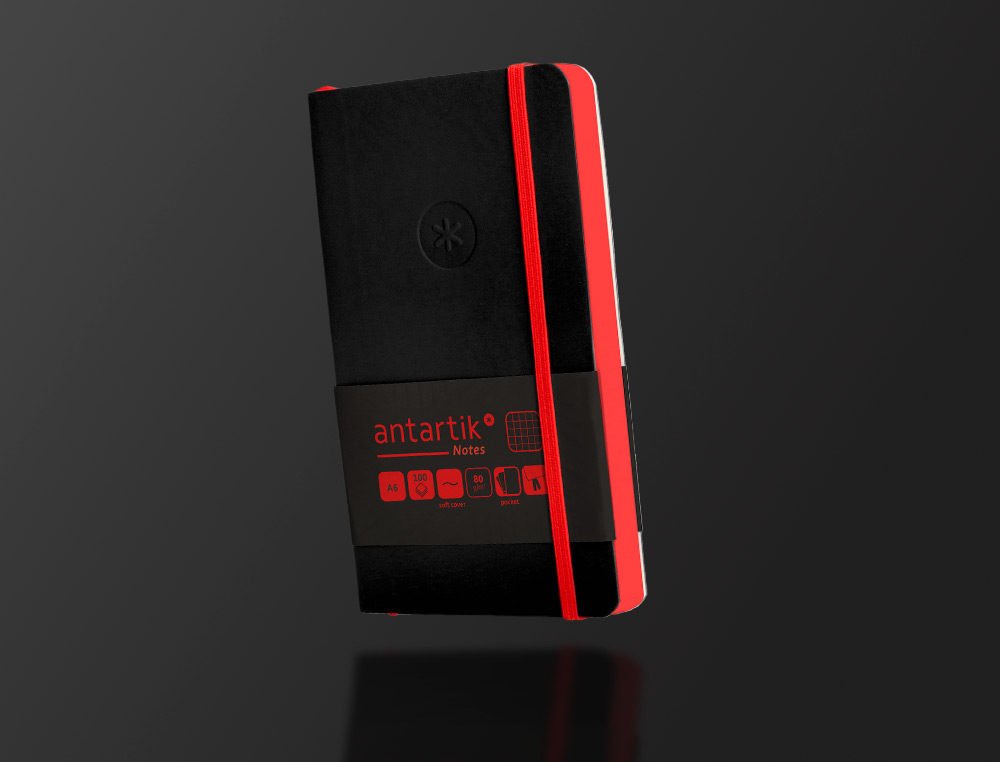 CUADERNO CON GOMILLA ANTARTIK NOTES TAPA BLANDA A6 CUADRICULA NEGRO Y ROJO 100 HOJAS 80 GR FSC